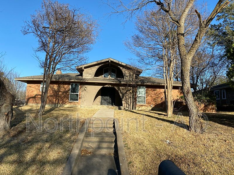 1st image of 2001 Huntington Dr