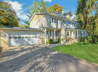 16 Locust Rd, Pleasantville, NY 10570