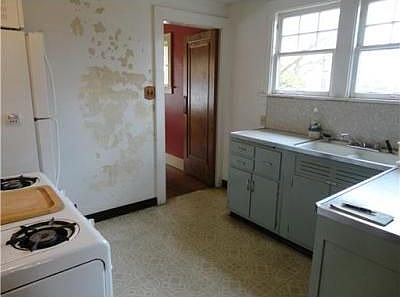 5th image of 1144 E Bronson St