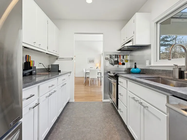 62 Gardiner Dr — Photo 9