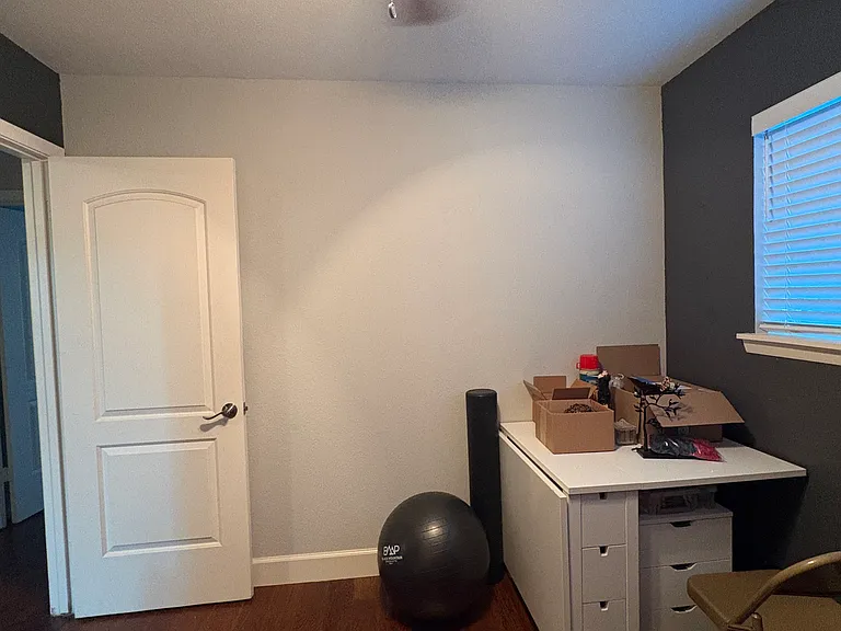 Middle bedroom or office space