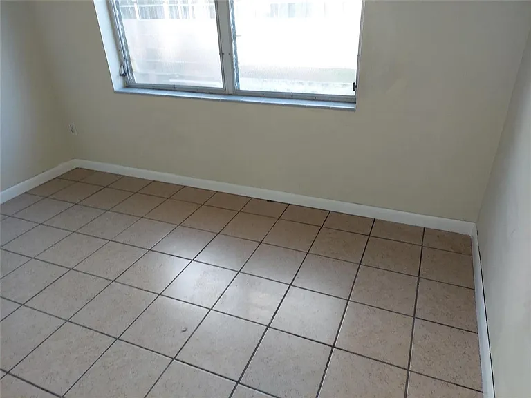 1829 N Dixie Hwy — Photo 2