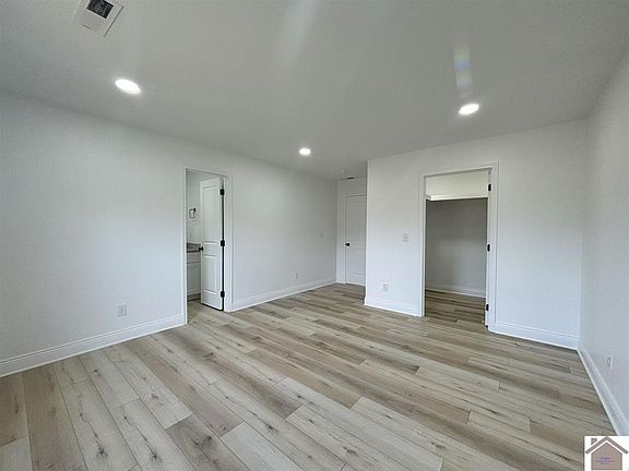 5th image of 210 Clover Cres