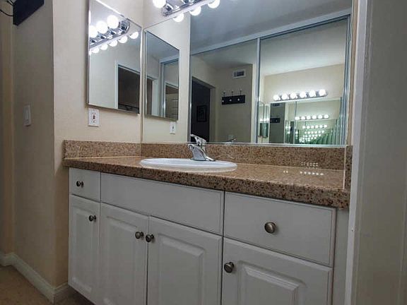 4th image of 5550 Owensmouth Ave APT 321