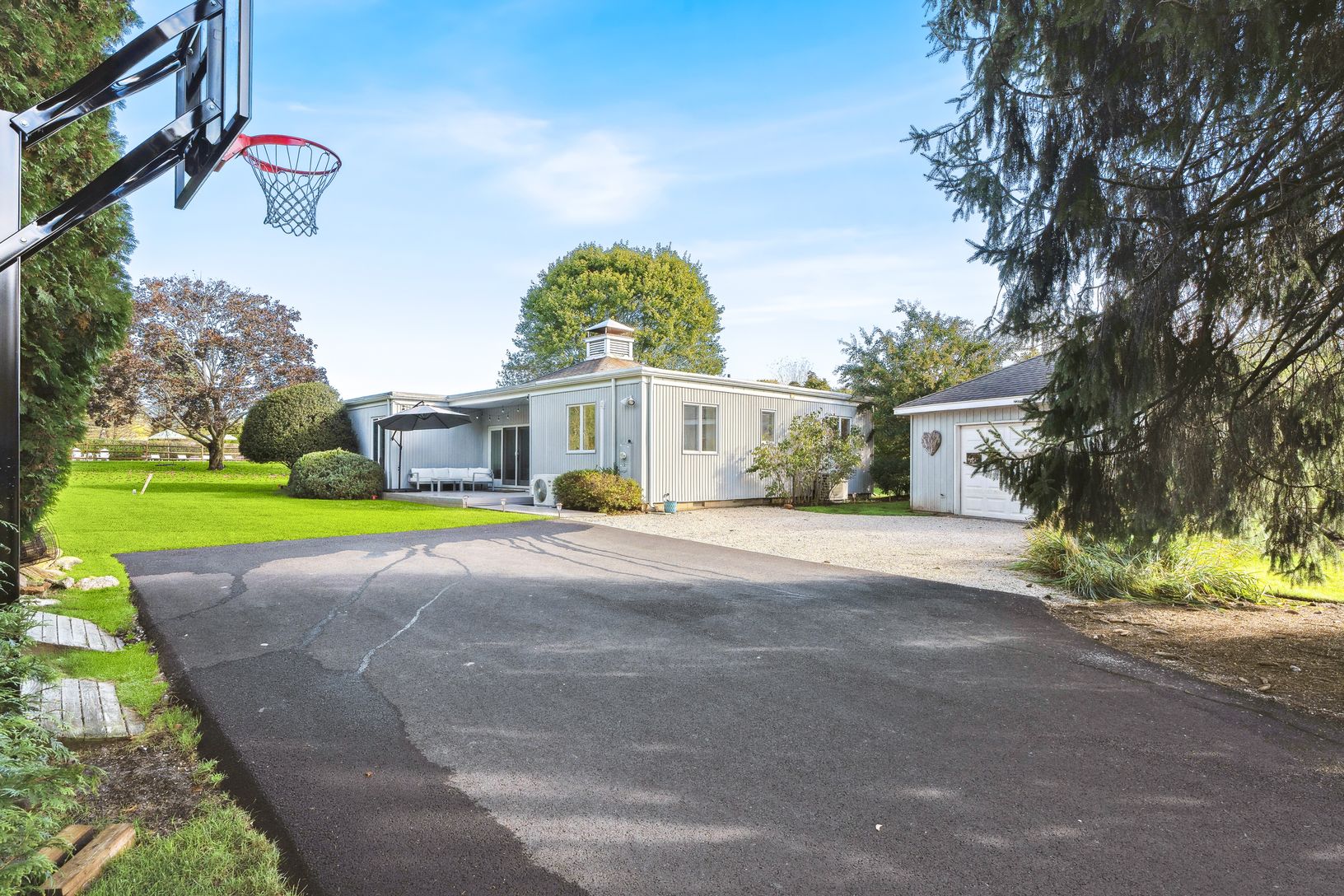  Garage and Basket ball