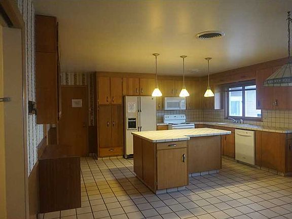 2nd image of 2215 Canyon Dr