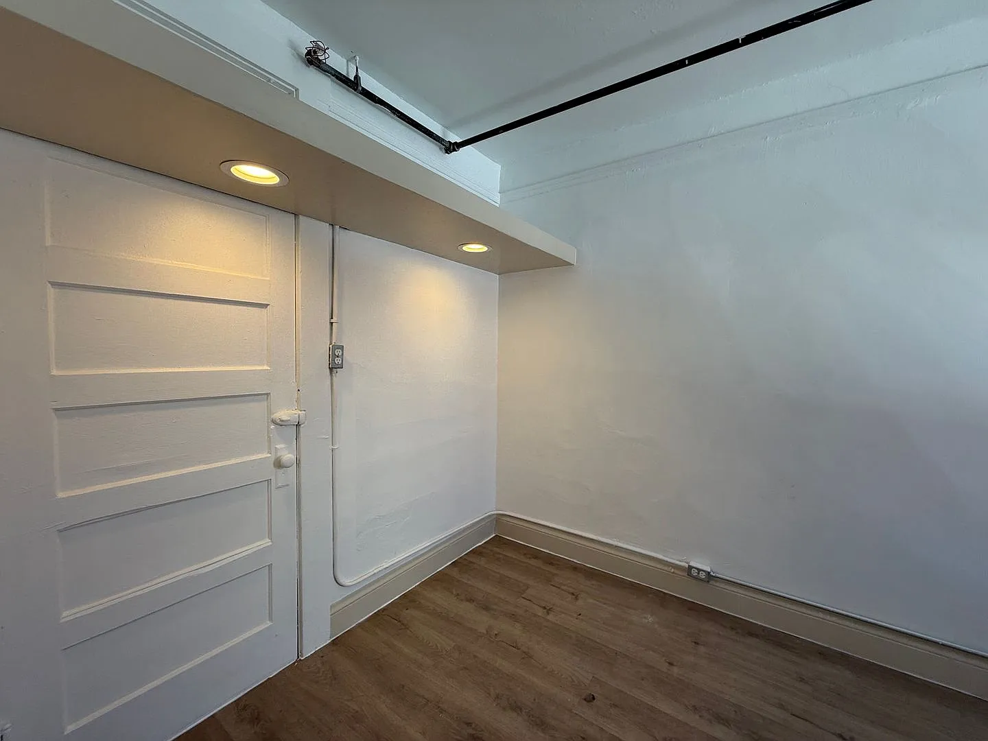 Top Floor, Renovated 1 BED with a Private Kitchen with Rooftop Views — Photo 4