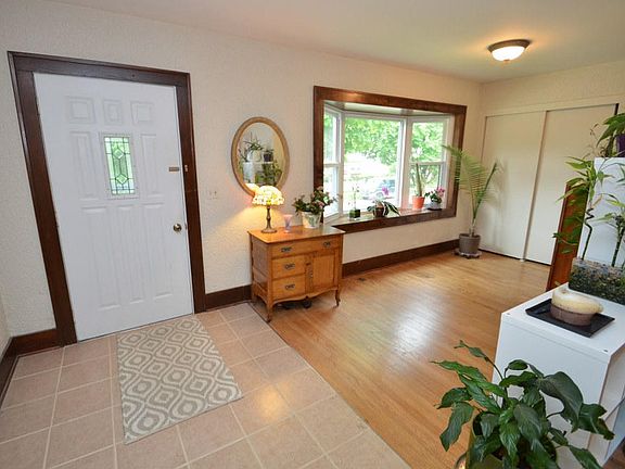 4th image of 915 N Greenfield Ave