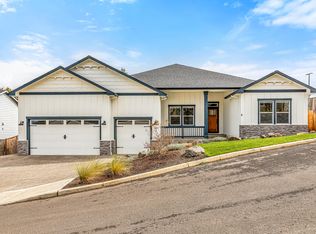 1300 Crestmont Pl, Eagle Point, OR 97524