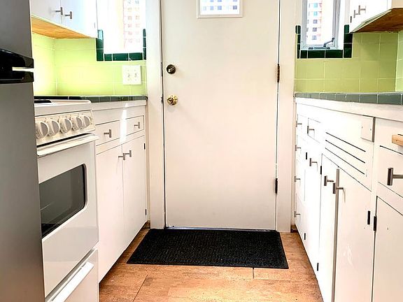 4th image of 946 10th Ave E APT 4