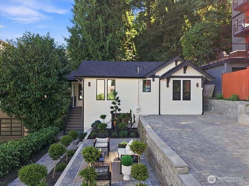 2nd image of 4011 SW Maryland Place