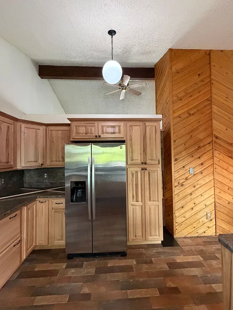Spacious 5-Bedroom, 3-Bath Home with Garage & Multiple Living Areas — Photo 3