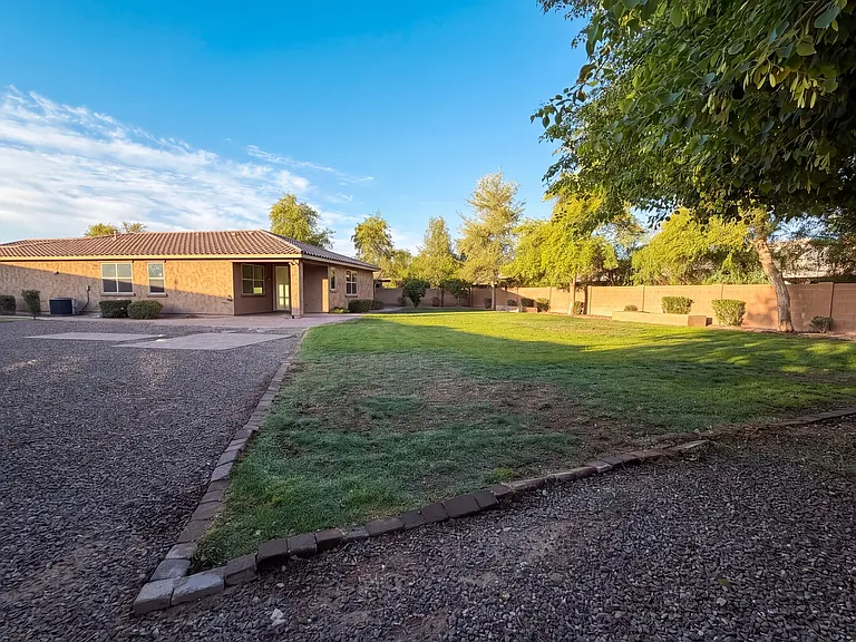 146 E Bernie Ln — Photo 16