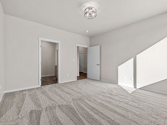 4th image of 2747 Radiant Ave
