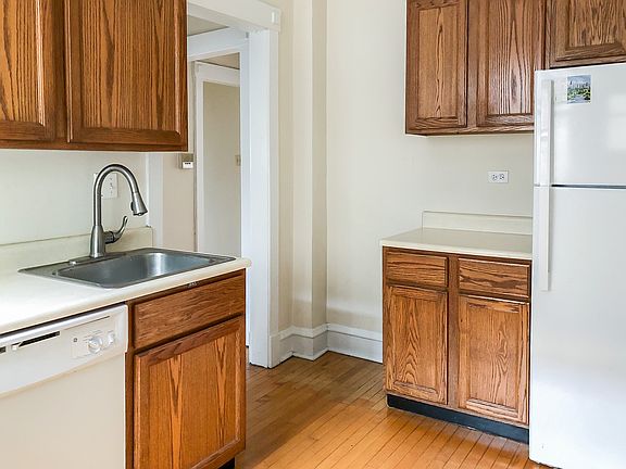 2nd image of 3501 1/2 N Greenview Ave #3