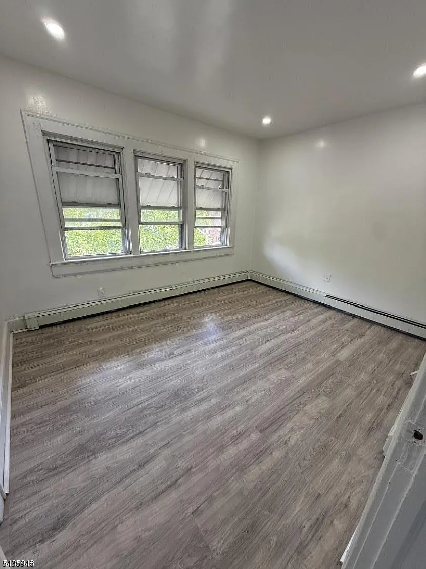 2 bed, 1.0 bath, 700 sqft, $1,900 — Photo 3