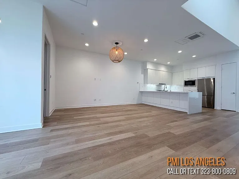 10917 1/2 Otsego St — Photo 14