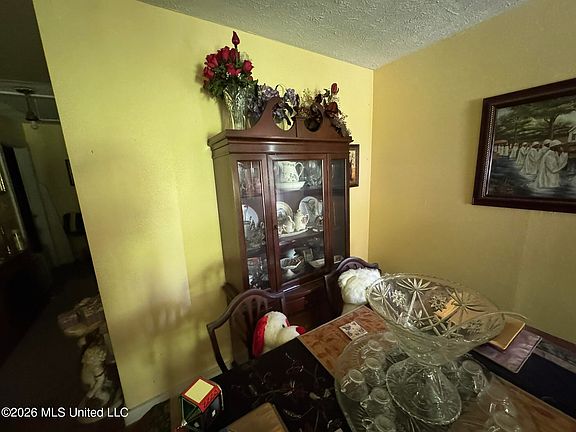5th image of 910 Summit St