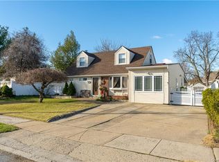 231 Crown Ave, Floral Park, NY 11001