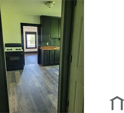 3 bed, $1,200 — Photo 2