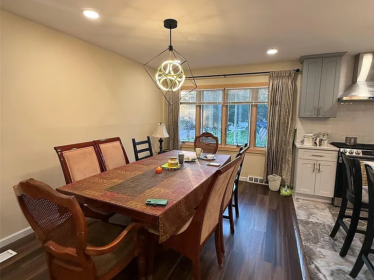 28 Peachtree Ln — Photo 3