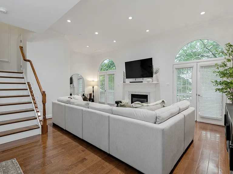 413 Clayton Ln — Photo 3