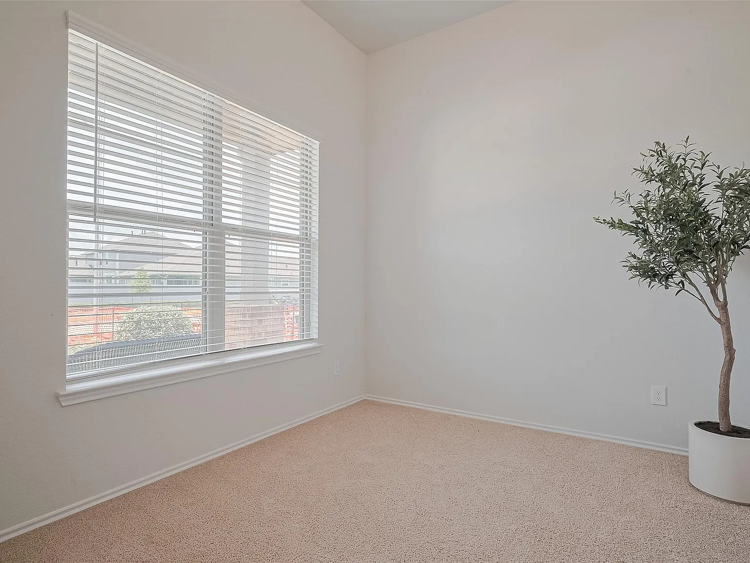 4 bed, 3.5 bath, 2846 sqft, $2,750 — Photo 2