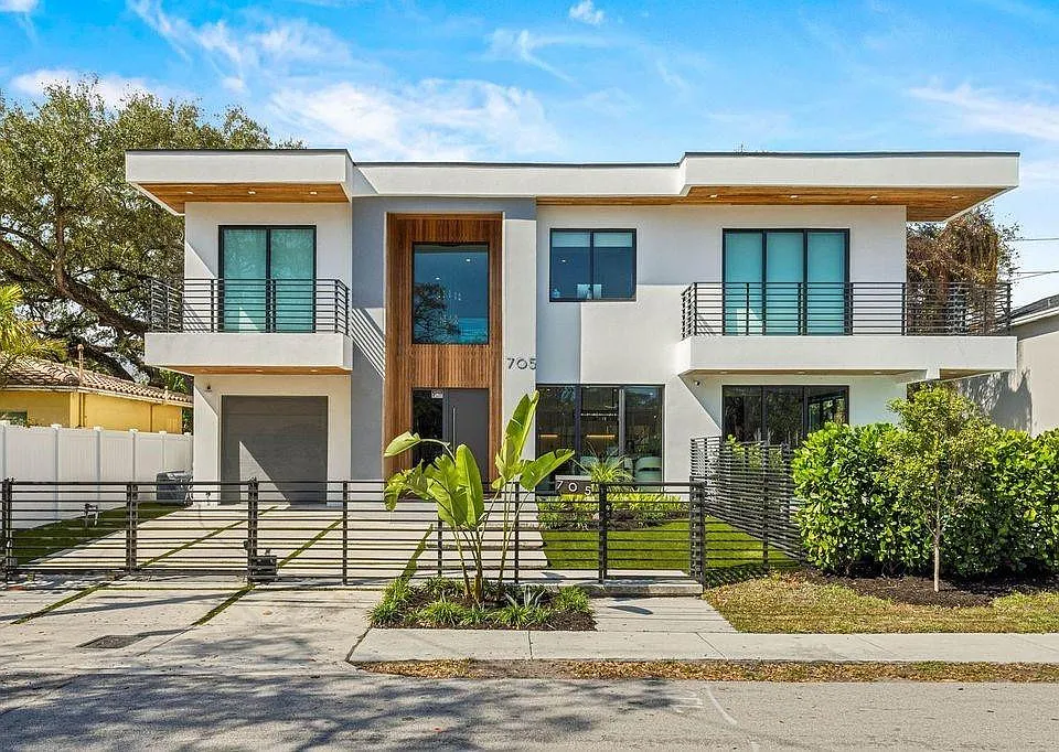 705 SW 8th Ter