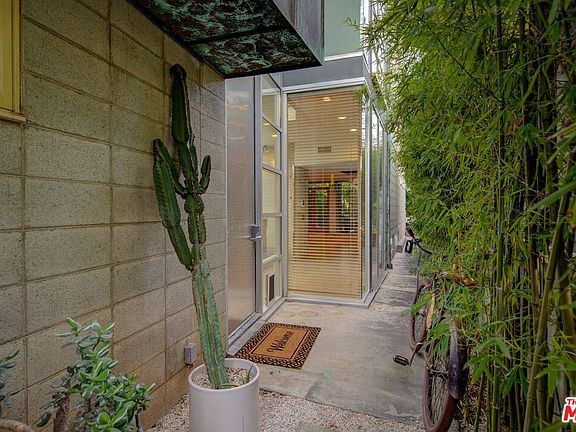 2nd image of 411 N Venice Blvd Unit 0