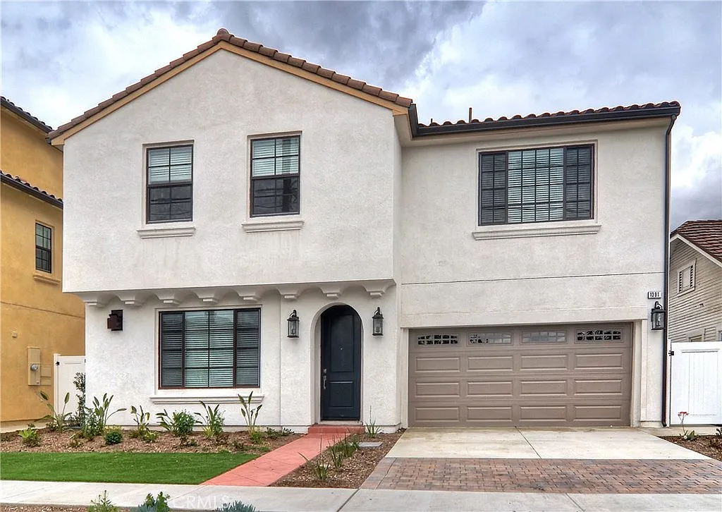 4 bed, 3.5 bath, 2100 sqft, $5,400 — Photo 1