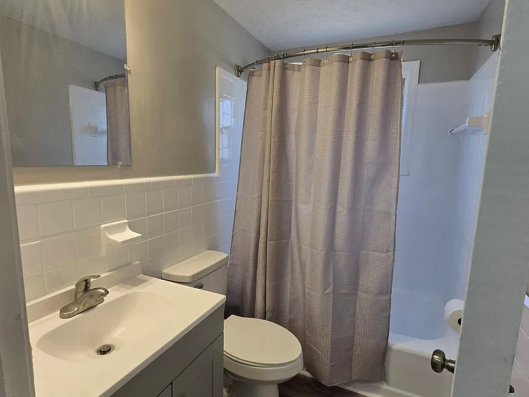 Colonial Heights Apartments — Photo 8