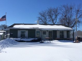 11 McCabe Dr, Streamwood, IL 60107