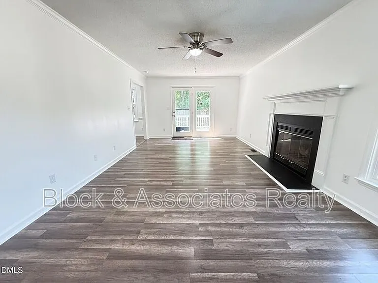 401 Holly Berry Ln — Photo 6