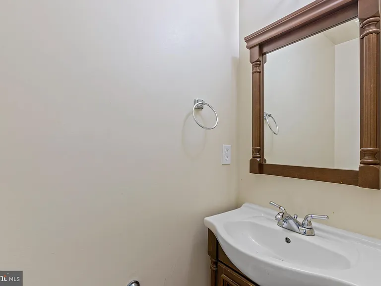 922 Madison St NW #304 — Photo 8