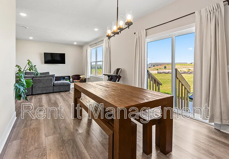 6910 Stony Point Dr — Photo 10