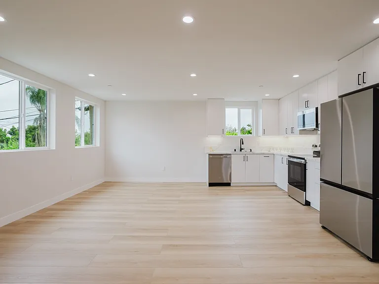 8915 Wakefield Ave — Photo 5