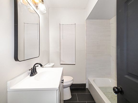 4th image of 18613 Sussex St