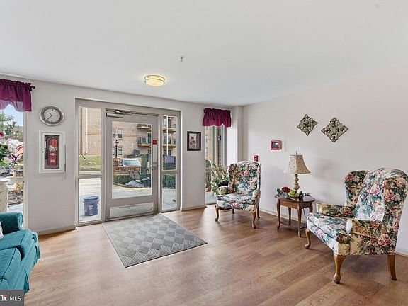 4th image of 3901 Darleigh Rd APT 3G