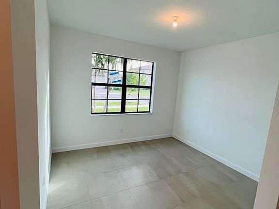 3rd image of 1309 Whitcombe Dr