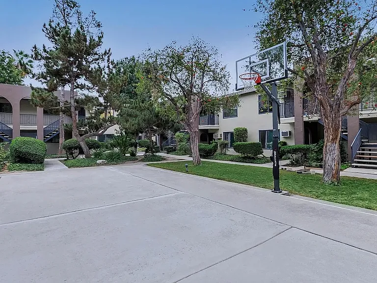 Vio Cerritos — Photo 9
