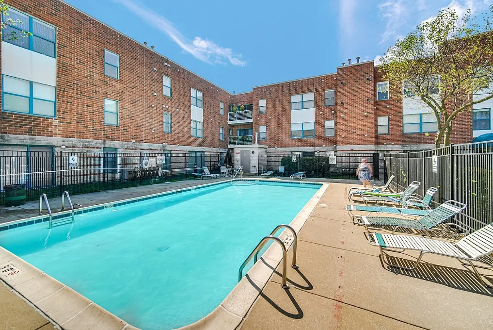 2 bed, 900 sqft, $1,800 — Photo 1