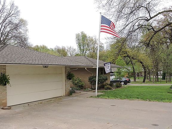 2nd image of 10 Woodlands Dr