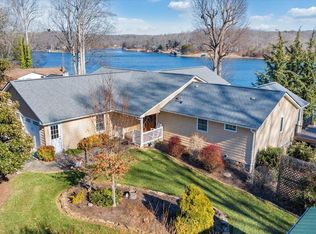 428 Long Island Dr, Moneta, VA 24121