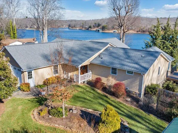 428 Long Island Dr, Moneta, VA 24121