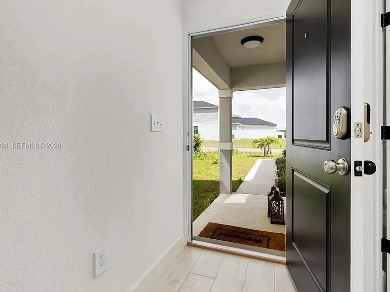 1136 Papaya Cir — Photo 5