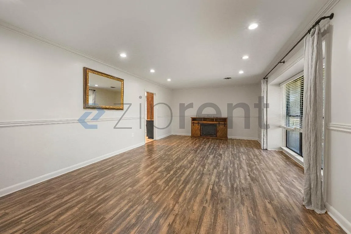 3 bed, 2450 sqft, $2,600 — Photo 4