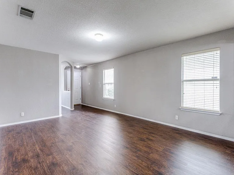105 Loryn Dr — Photo 2