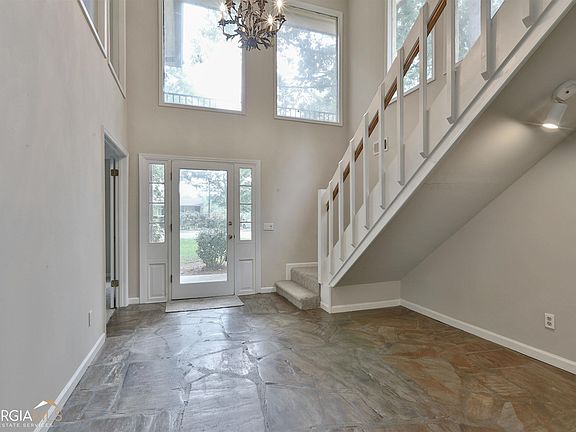 5th image of 104 Stratford Ct