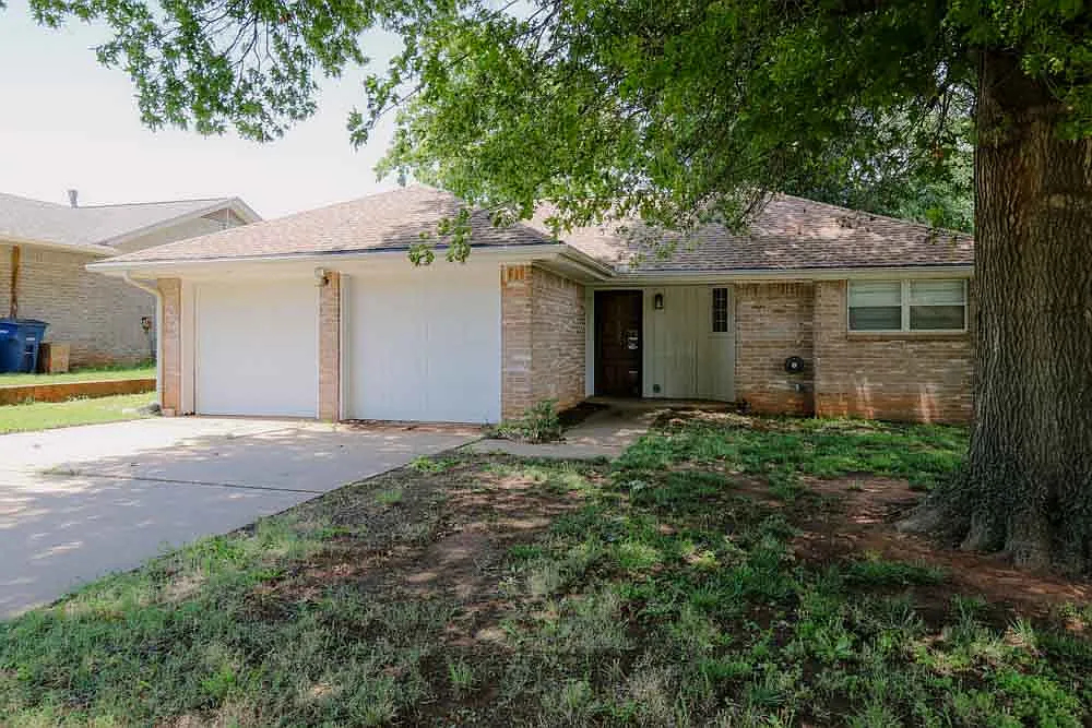 Building Photo - 910 E Will Rogers Dr
