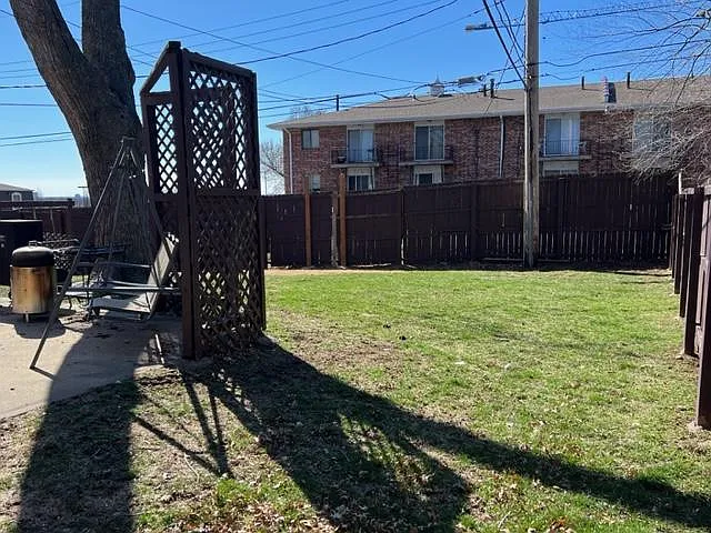 4 bed, 2200 sqft, $2,300 — Photo 4